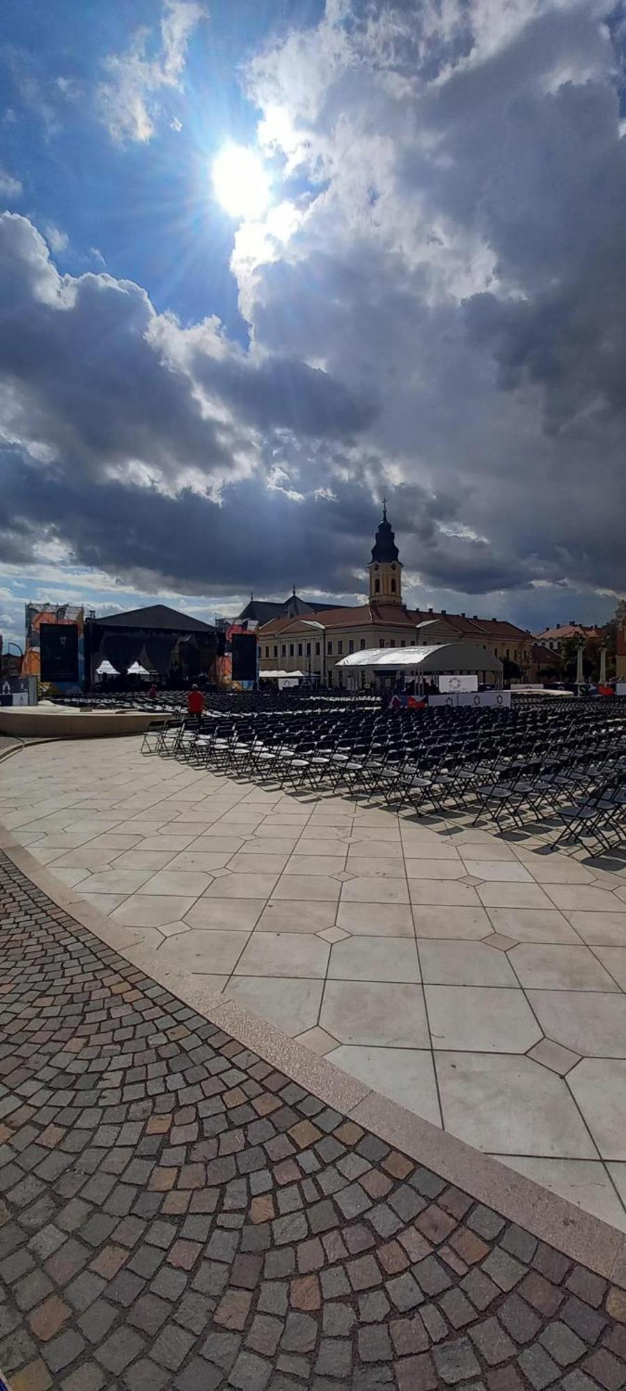 Luna Oradea Bagian luar foto